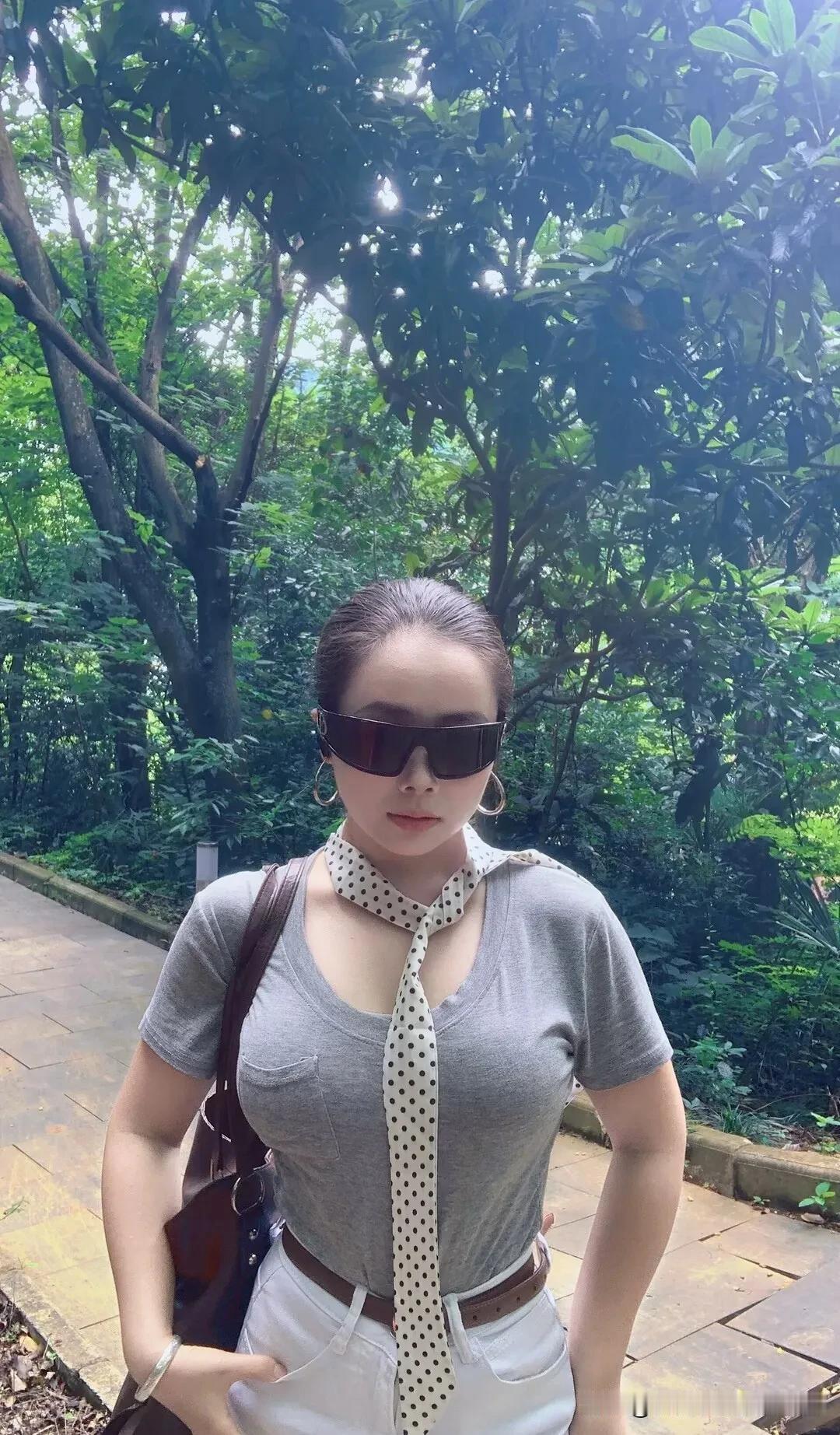 墨镜一戴，十分可爱