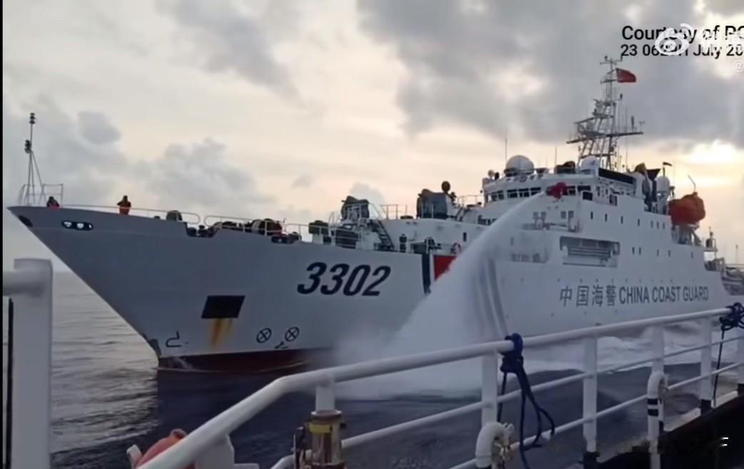 开始赌国运了！菲律宾纠集7艘公务船，黄岩岛叫嚣，被海警3302一水炮打跑7月