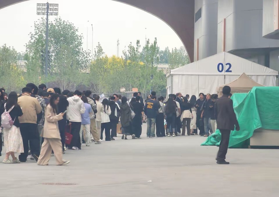 我一看到这条队排到展馆了，我就知道是哪个展台了进来一看果不其然