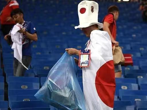 日本在外网翻车外网热议“每四年日本人表演一次文明”，日本球迷世界杯赛后捡垃圾名场