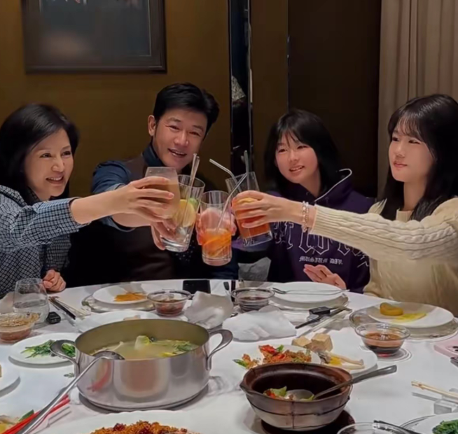 陆毅鲍蕾也老了看着表情疲惫岁月感很重陆毅50岁，鲍蕾也49了，他们本就不年轻了