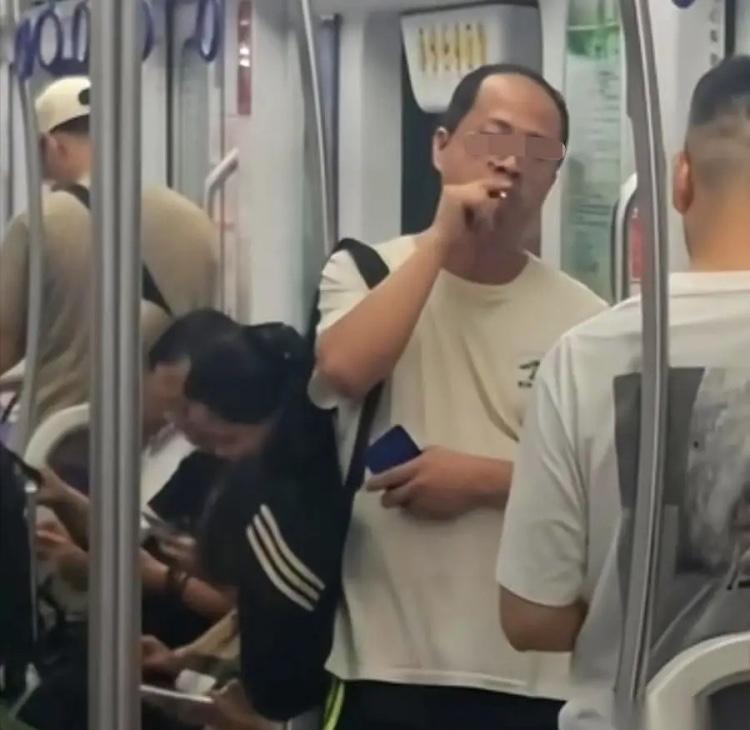 真的被重庆地铁这一幕彻底刷新认知，离谱到让人无法理解。晚高峰10号线挤满疲惫的打