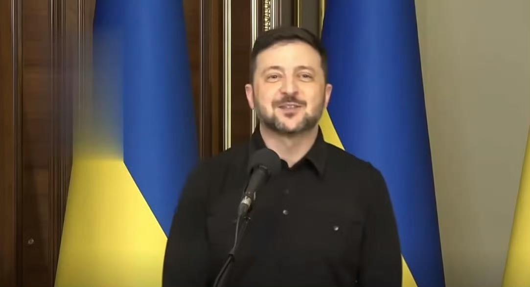 听说现在公务员出国审核挺严的，护照都是统一上交，哪怕你只是一个基层小科员，也得交