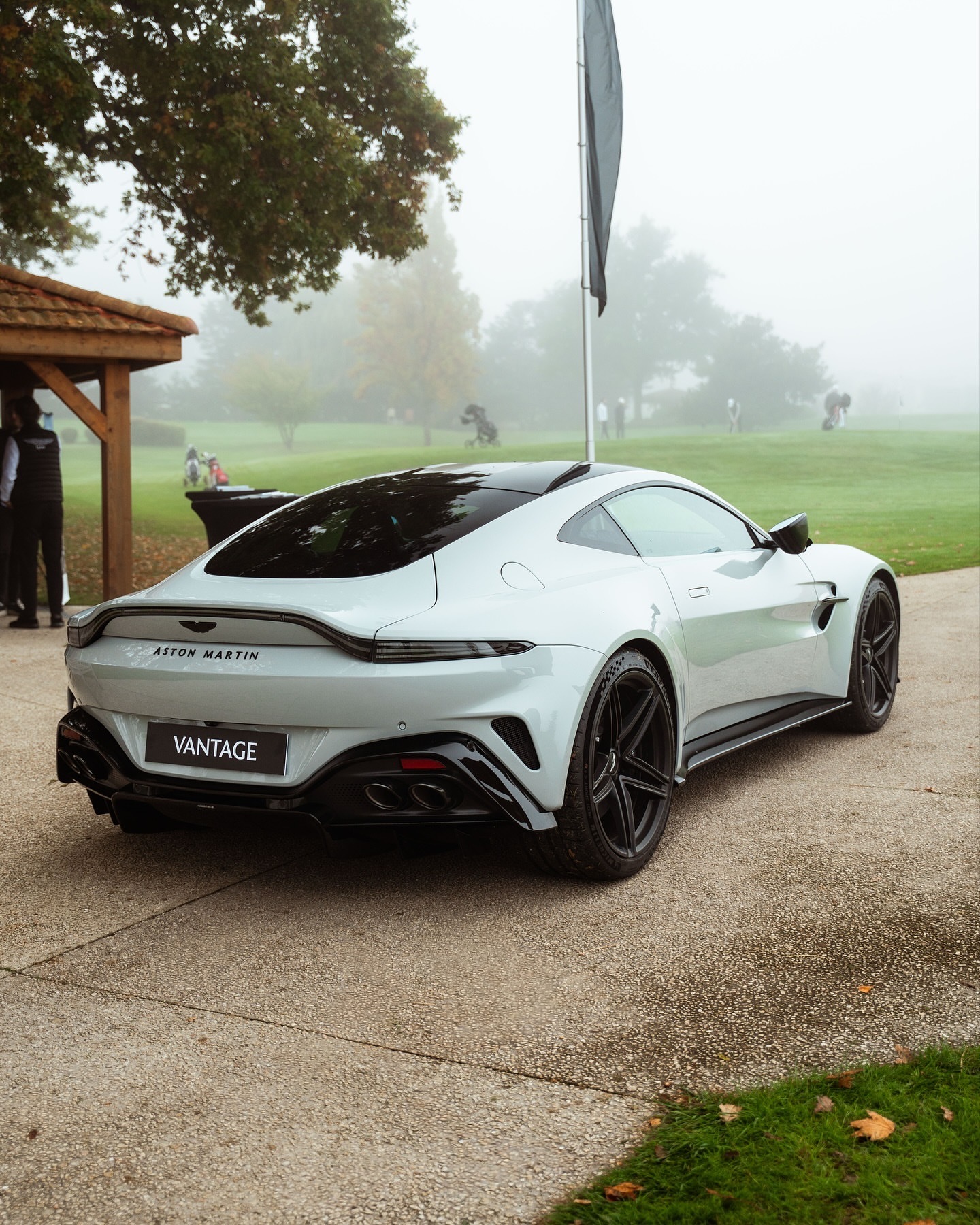 探索Vantage，在引擎盖下，4.0升双涡轮增压V8引擎，可输出665马力和8