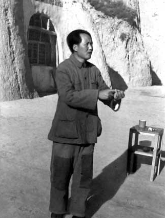 1960年7月16日，李银桥托人从国外买来香烟送毛主席品尝，主席点燃一