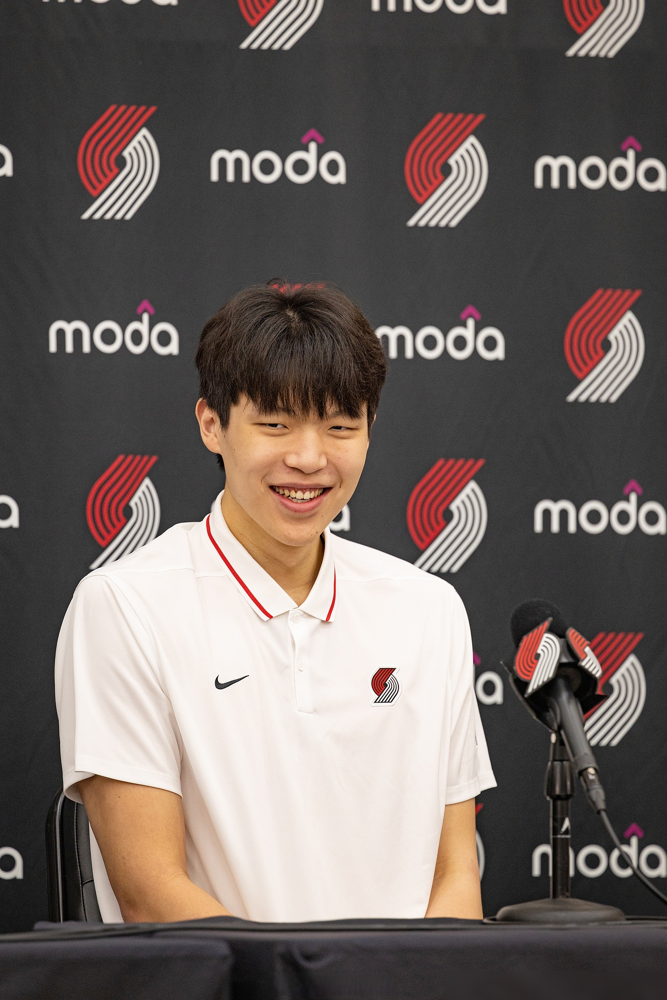 谁能想到，一个边缘替补，打完直接霸占了NBA官方海报的C位！10月13日这场球，杨瀚森替补出战21分