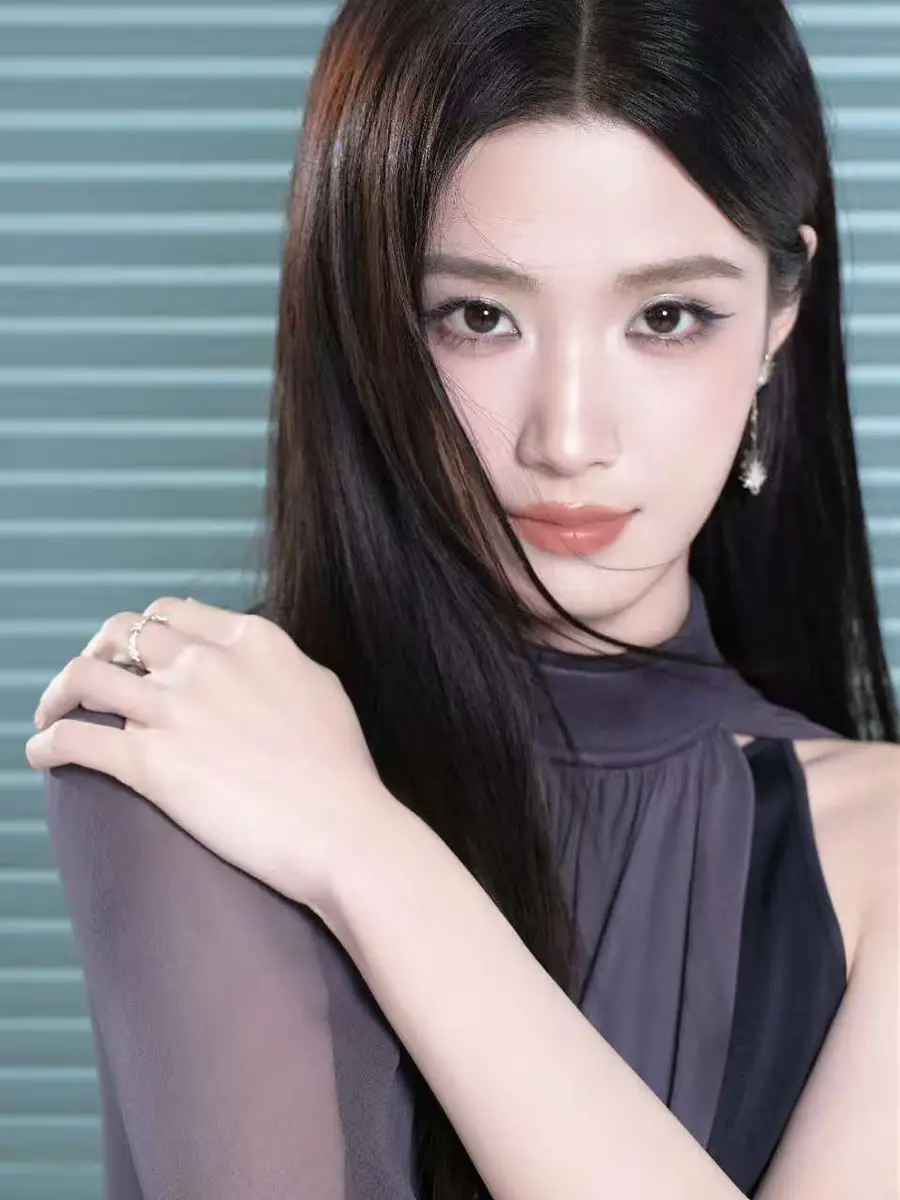 卢昱晓穿挂脖套装长发灵动眼神清冷精英气质拿捏