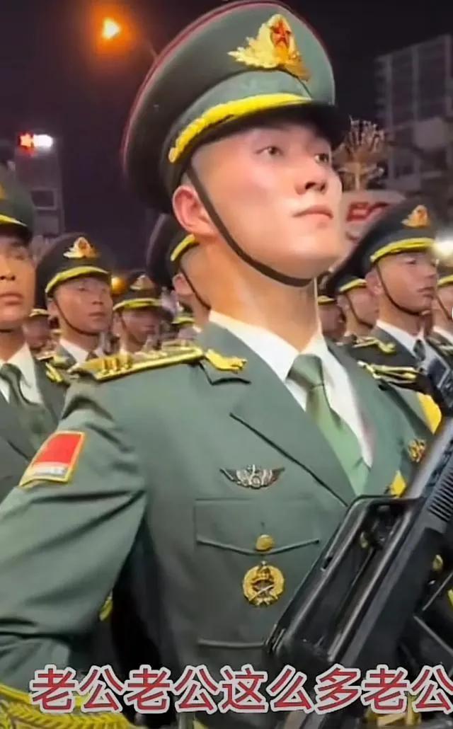 完了！完了！咱们解放军在越南惹大麻烦了！越南女生几句蹩脚“老公”！越南男人不
