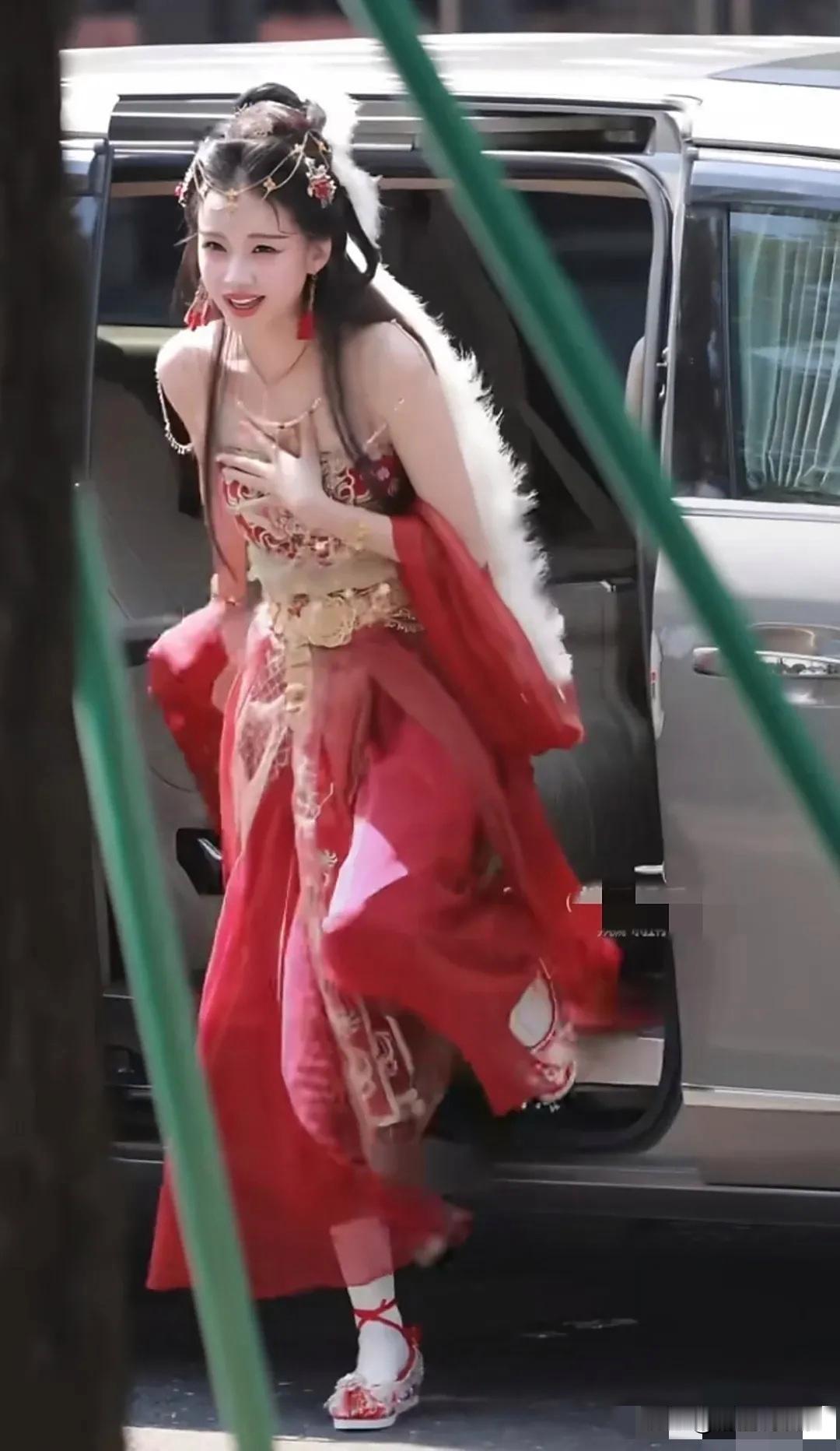 虽然孙怡不会做饭但她是颜值身材确实吸引人这就难怪董子健会对她一见钟情了，当