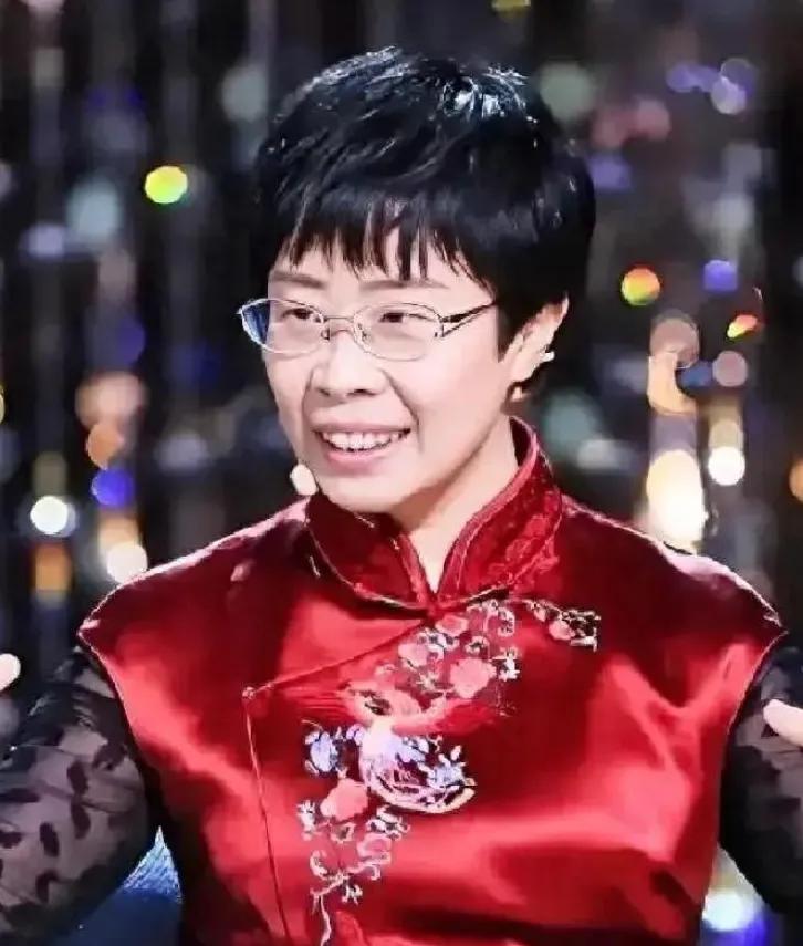 你敢信吗？前阵子还在诗词大会上温温柔柔讲唐诗宋词的蒙曼，就因为聊了几句清朝，直接
