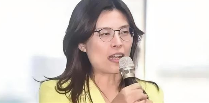 侯友宜说郑丽文主张“两岸统一”并坚持“九二共识”的立场，这会导致国民党失去选举优