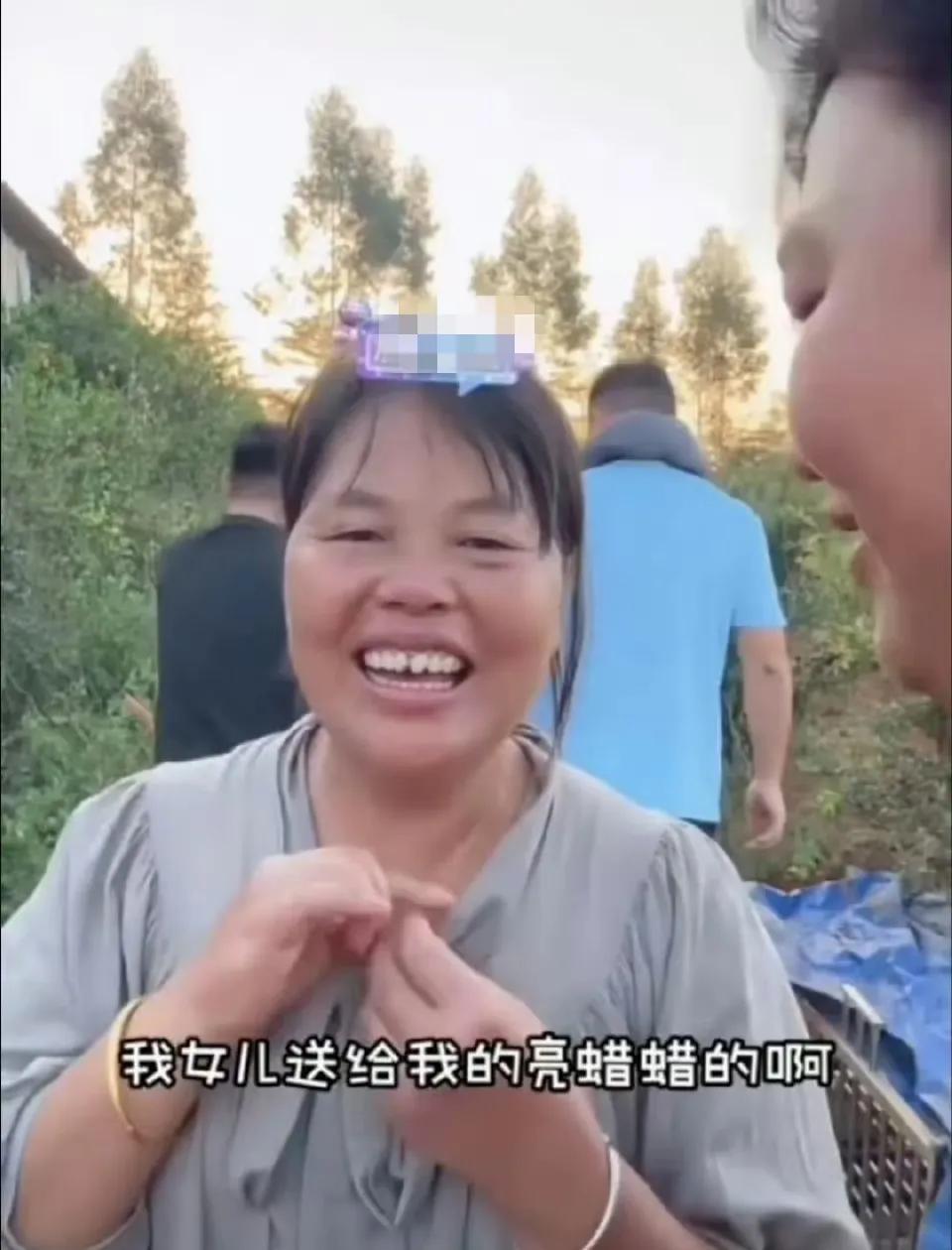 妇女节惊喜！全红婵妈妈喜提金手链，满脸自豪晒幸福，网友：母爱无价在这个属于所