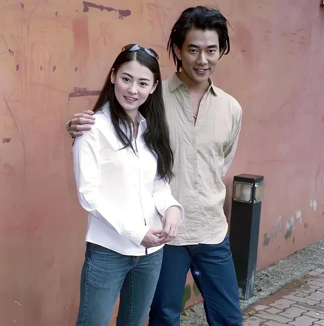 十九岁的张柏芝和现在四十多岁的样子，基本没有变化，好像现在更加成熟有魅力了。