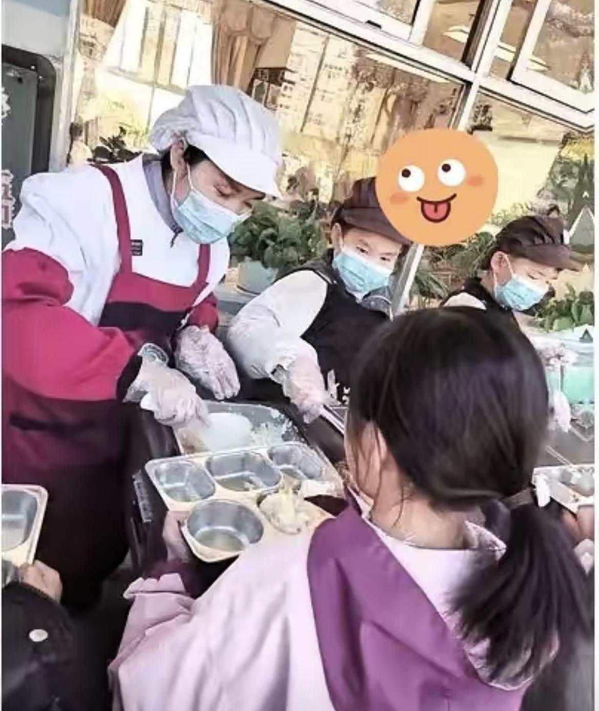 这下出名了全国人民都知道了真的没想到，学校食堂工作人员竟然全是学生家长。