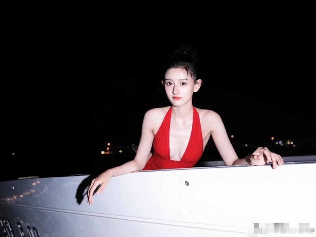 谁说童星只能吃老本？宋祖儿用一组深夜游艇泳装大片，直接撕掉"小哪吒"标签，杀疯全