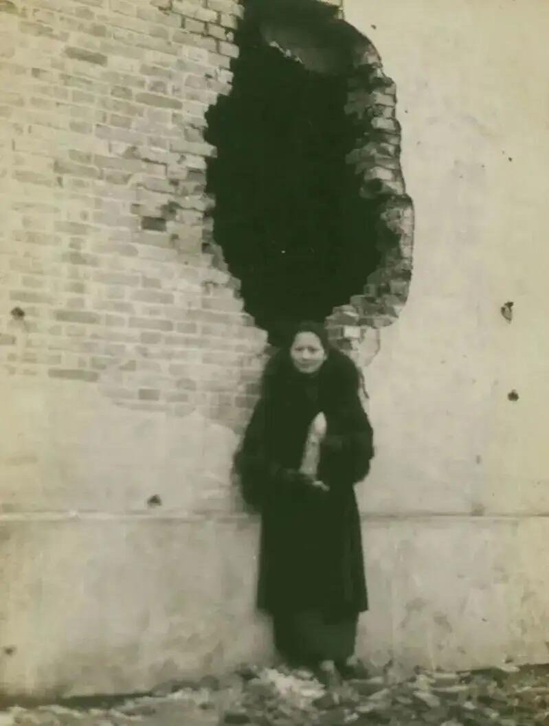 这是1932年，宋庆龄在抗战前线，一张罕见的留影，镜头中的她站在断壁残垣前，手持