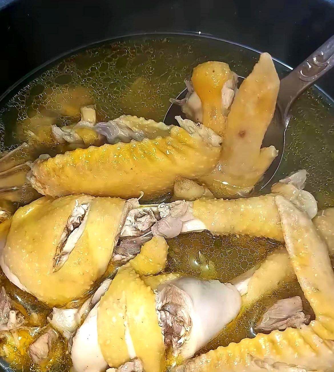 我小姑子在我婆婆家坐月子，我婆婆养了35只鸡，全给她坐月子吃掉了。每次婆婆一掀