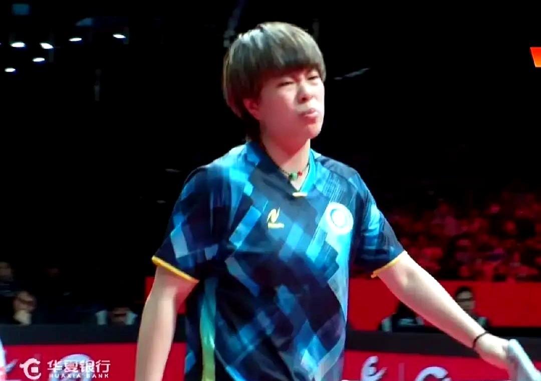 拖着一条伤腿，王曼昱把王艺迪给干翻了！2025乒超女团半决赛，山东鲁能队落后