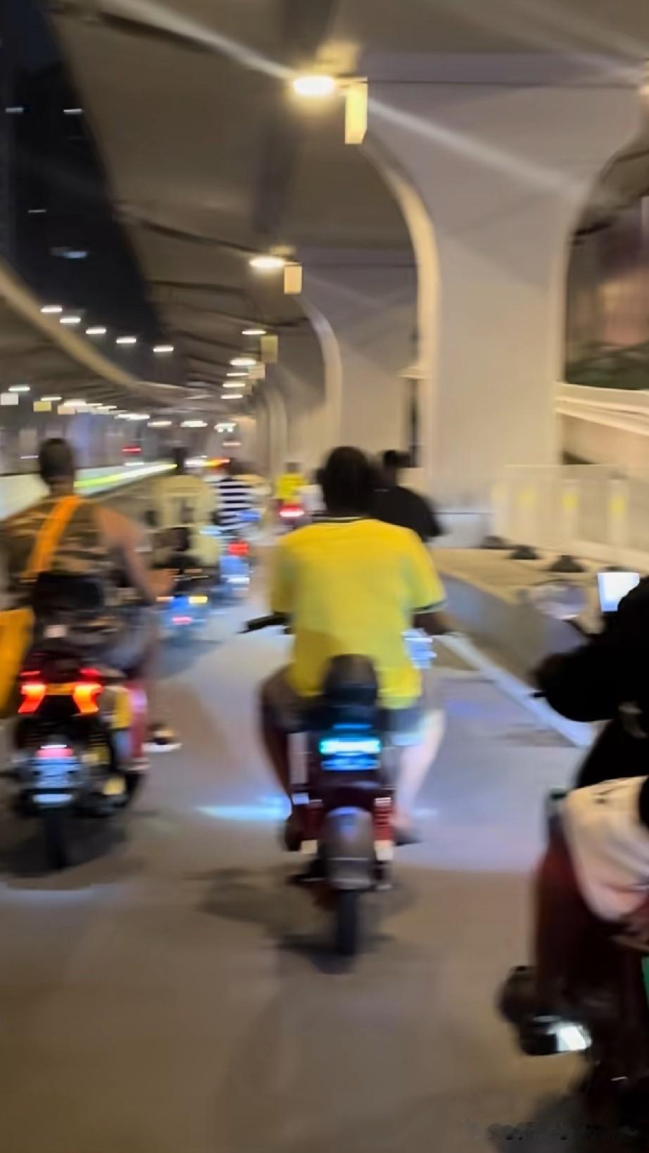 有网友在广州环市西路拍摄到，夜晚的时分，一伙非洲的外国人骑着好几辆改装的无牌电鸡