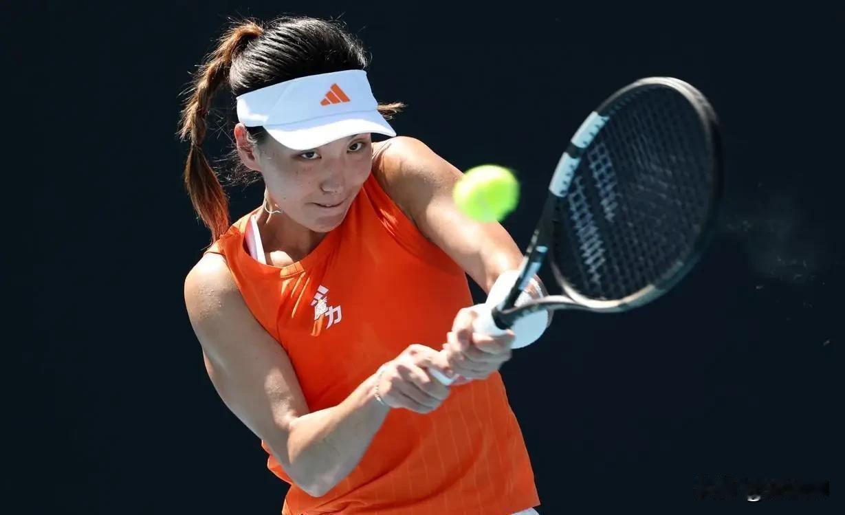 郑钦文2：1顽强挺进第三轮，王欣瑜0：2惜败莱巴金娜。客观来讲王右与世界前十还是