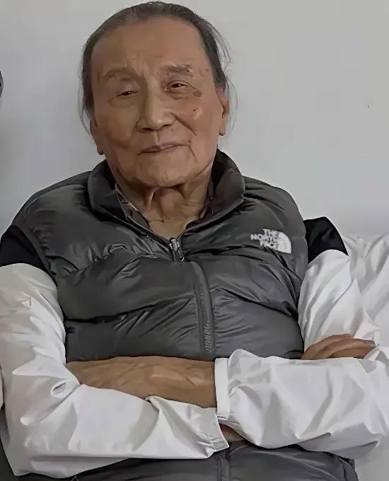 谢贤在2025年左右已出现严重认知障碍（失智），记忆力急剧衰退。前TVB演员夏