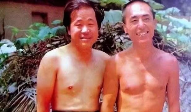 1986年，刚拍完《老井》的张艺谋，急匆匆的找到莫言道：“我想拍你写的红高粱，8