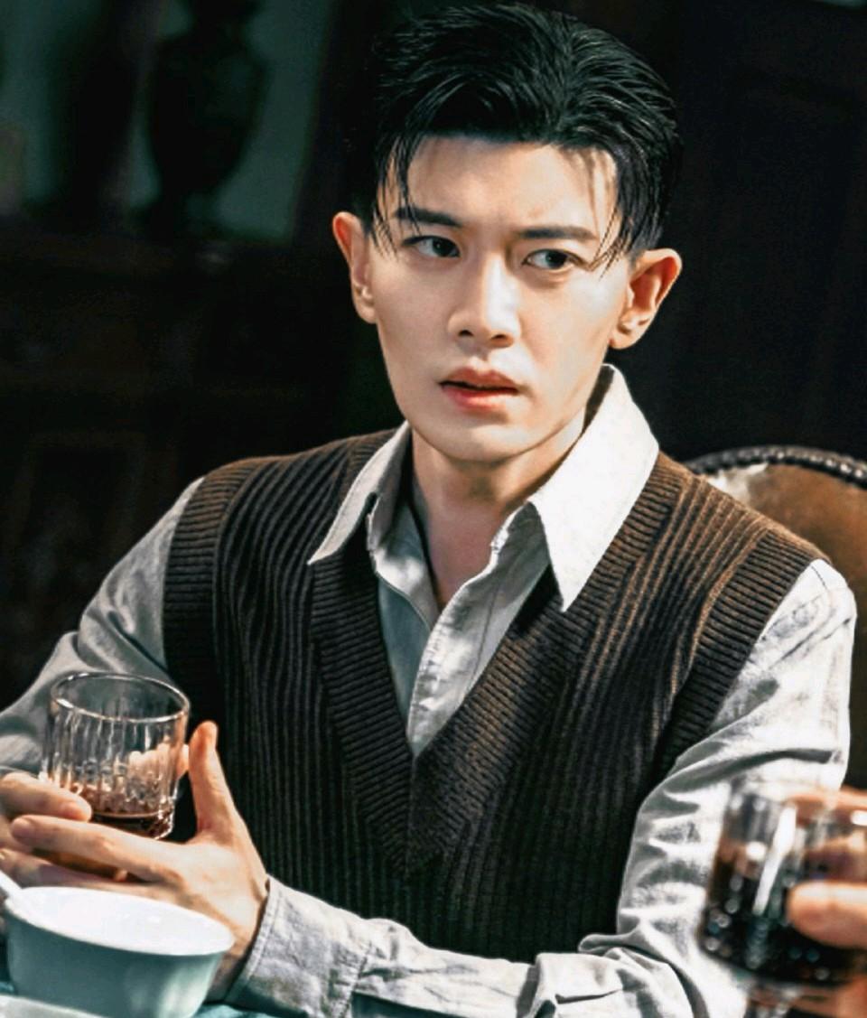 我发现了任嘉伦播剧都是这个样子《风与潮》也不例外就是考古大军特别多，《风与