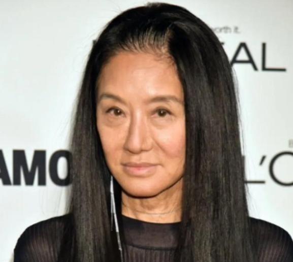 有一次，记者问婚纱女王王薇薇：“您身家40亿，63岁找个27岁的男友，不怕他只图