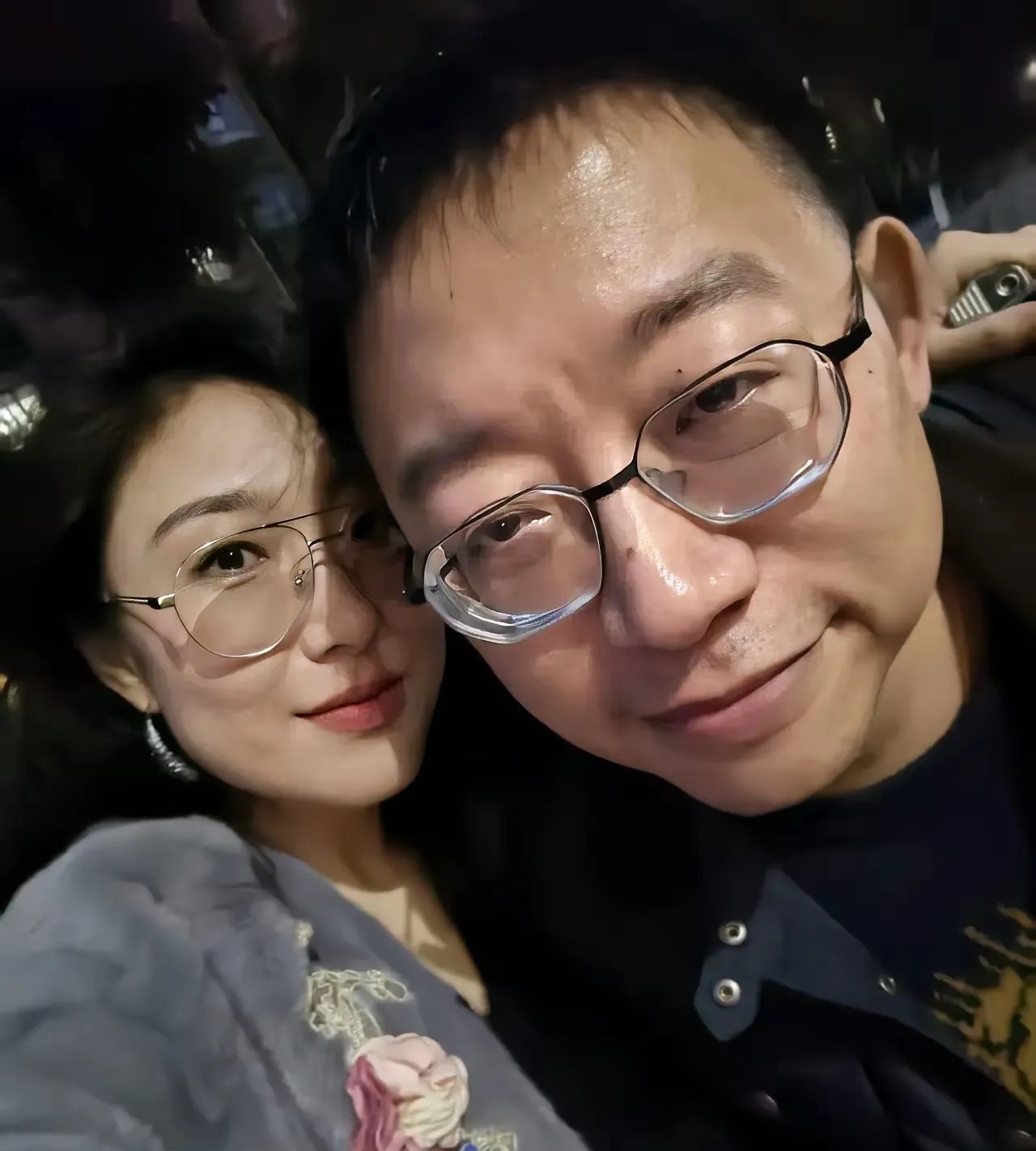 有人羡慕，全网唯有沈逸教授每天敢在网上秀恩爱撒狗粮，而且满屏祝福。其实沈逸教授