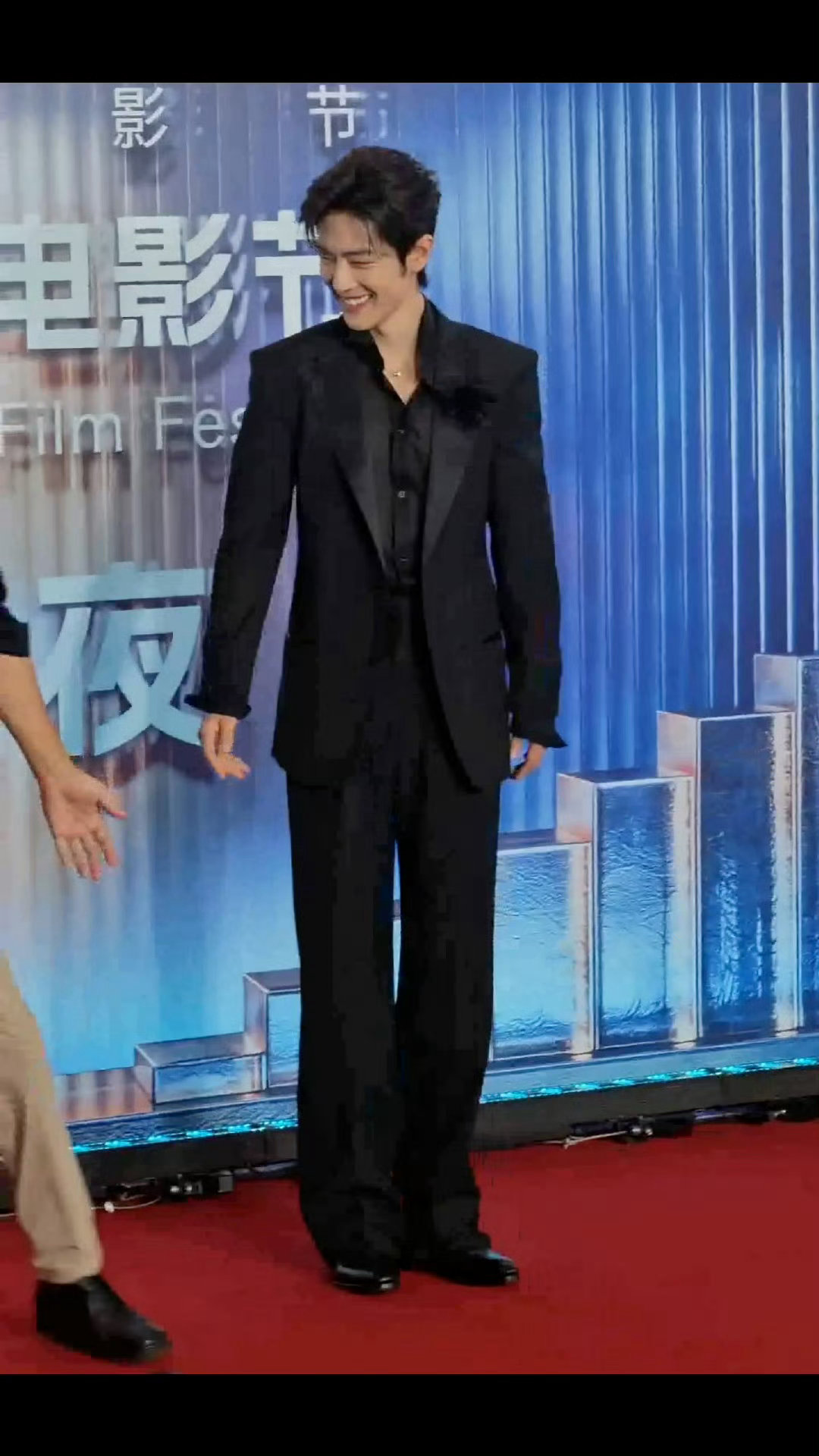 肖战大影节生图大影节现场的肖战生图，没有精修却更显真实。他站在光影里，笑容