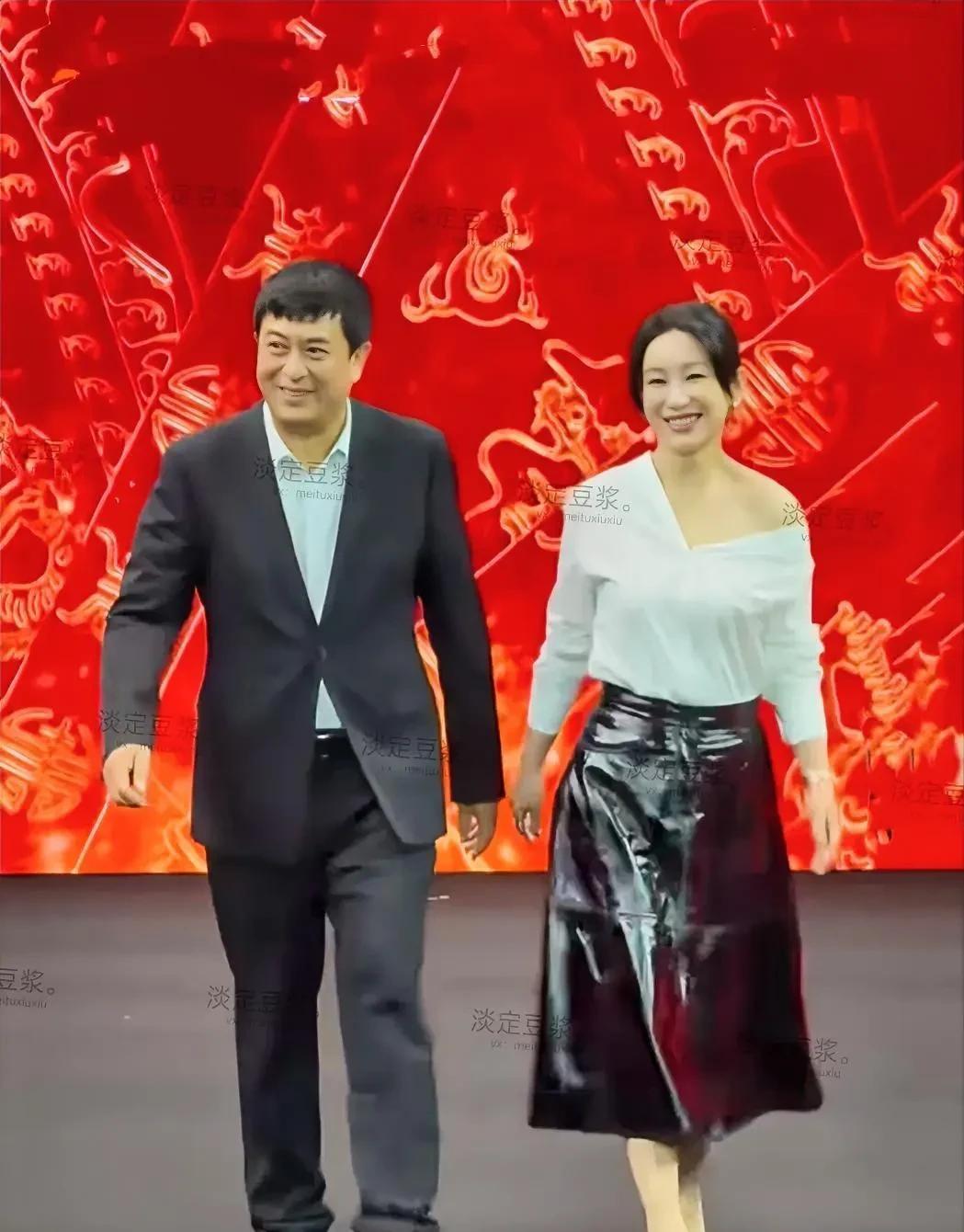 发现如今秦海璐变化太大了，可能是嫁给王新军太幸福了，走路都变样了，晃腰扭屁股的，
