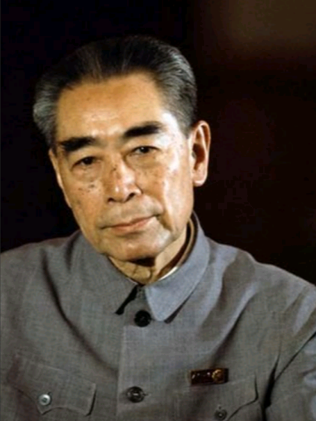 1976年，周总理逝世后，由韩宗琦负责为其穿寿衣，可当韩宗琦接过卫士们递过来的寿