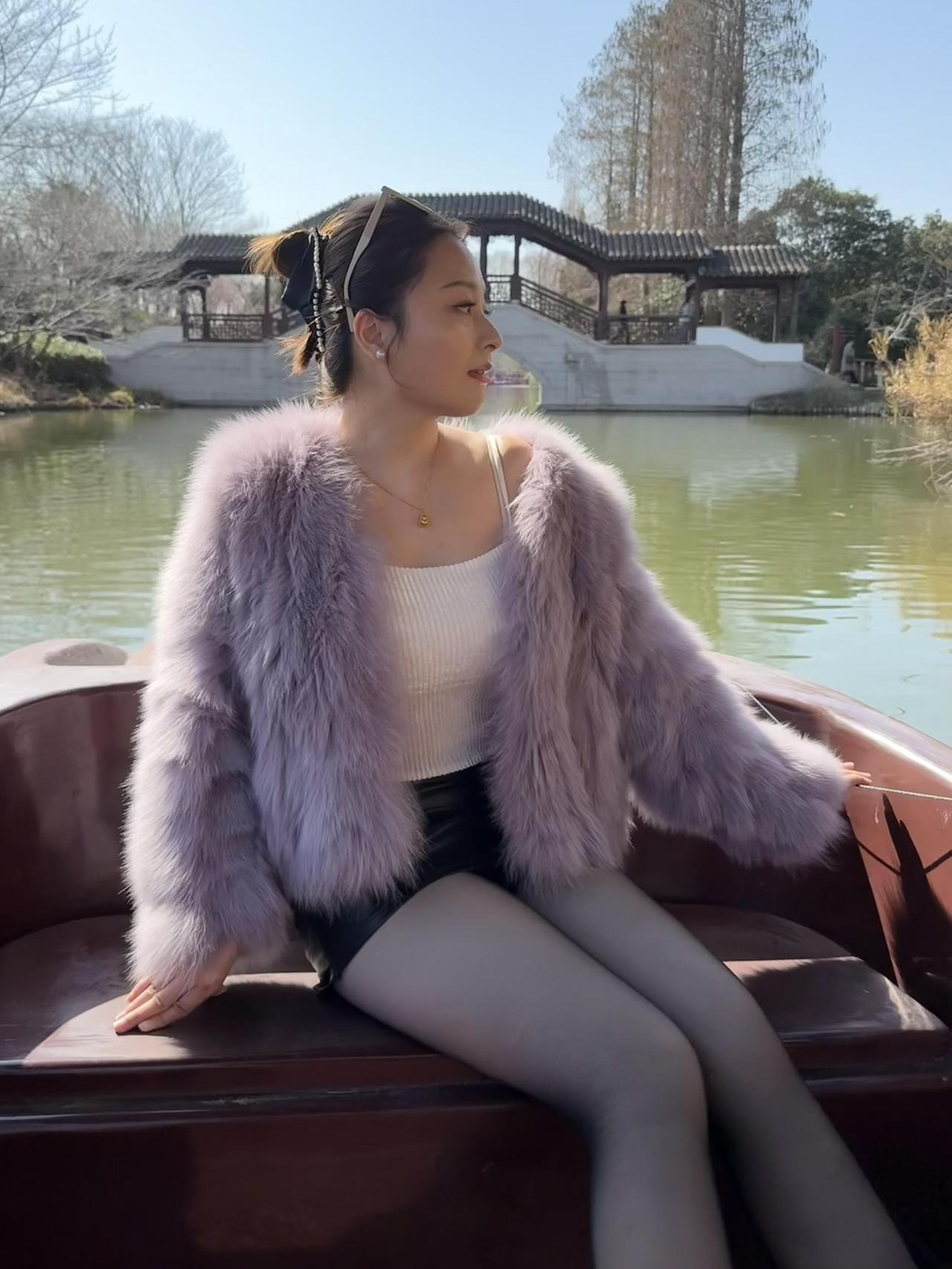 江苏姑娘大多温柔细腻，说话软软糯糯，看着文静秀气，骨子里却通透又聪明。心思细，会