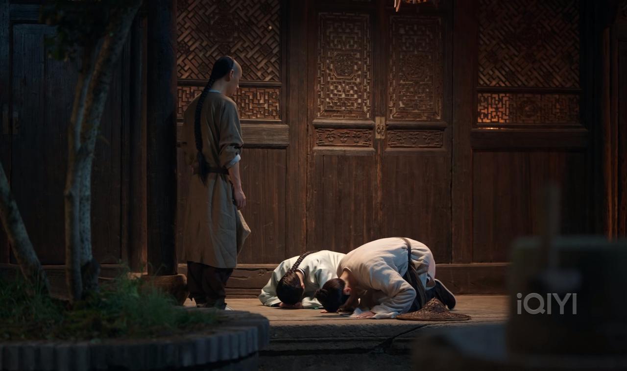 和李成大婚后，白依梅好像完全忘记相依为命的老父亲，古平原赶去告诉她“白先生病重，