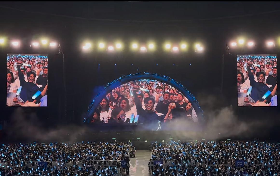赵浩在亮哥演唱会上亮相，同意快发4要富游。很忙啊，赵浩导演。他说今年要跟哥几