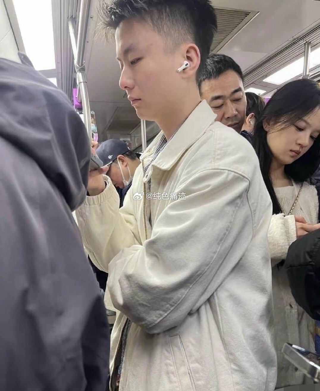 大叔一脸宠溺，女孩生无可恋