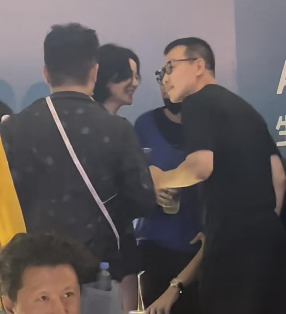 8月29日，王菲带着窦靖童与阿那亚的老板马寅一起碰杯，王菲喝的是咖啡，窦靖童喝的