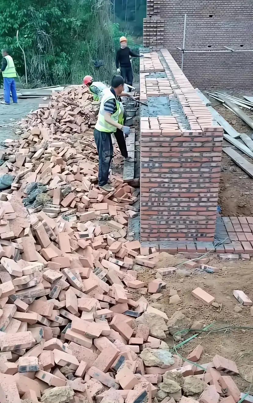 在广州珠江新城的一处高档小区，有个业主把自家阳台改造成了防弹玻璃围合的...