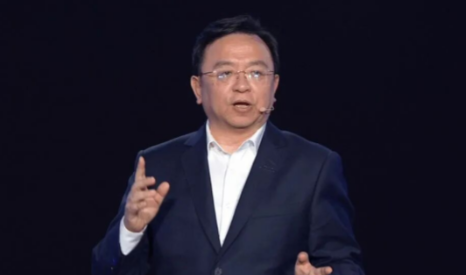 兄弟们，比亚迪这次要放大招了，一口气甩出7张牌。 三个月，七款新车，从十万级代步到百万级纯电超跑——
