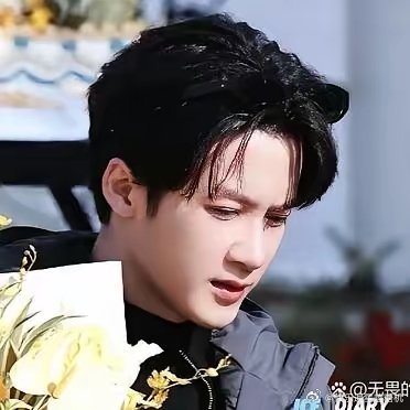 檀健次在《何不同舟渡》开机现场，眼眶红了又笑出来跳了段舞。他说谢谢。说让你们破费