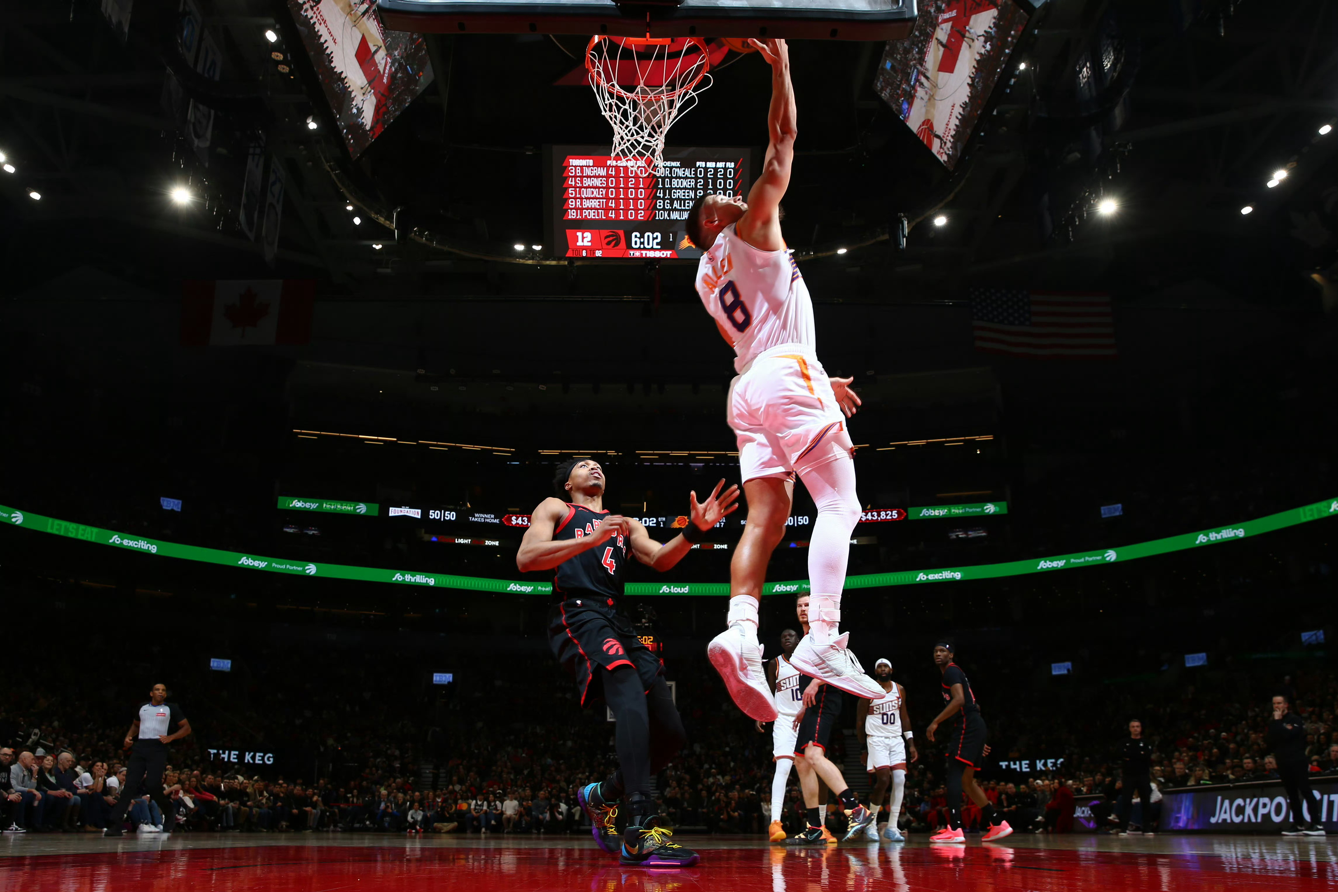 末节布克一通瞎打，让猛龙抓住机会完成了翻盘本场比赛太阳各主要轮换球员评级如下↓夯