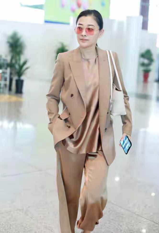  梅婷机场造型亮眼，美拉德西装搭配红框眼镜气场十足梅婷现身机场一改往日低调，一