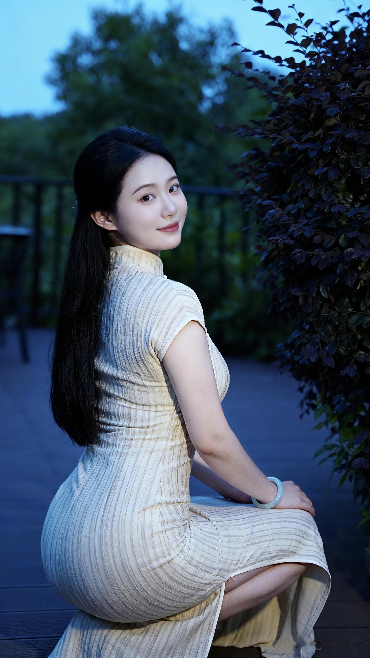 暮色下的旗袍佳人！米白条纹旗袍+玉镯，把民国温婉气拿捏得死死的当暮色降临，