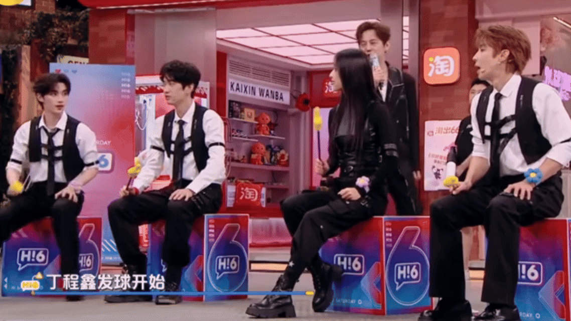 丁程鑫玩游戏玩成“卧底”？小手捂嘴瞳孔地震，队友笑到捶地。这波综艺效果拉满，笨拙