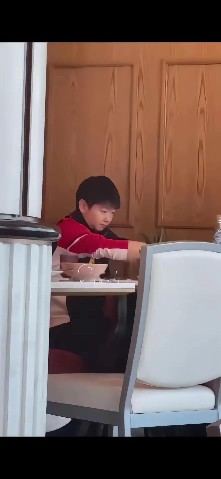看她那个认真的样子在吃啥好吃的呢！😘