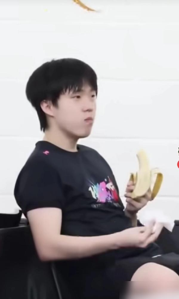 孙颖莎递张纸巾给王楚钦，谁能想到，就这么个动作，被资本硬生生炒成了3个亿的生意。