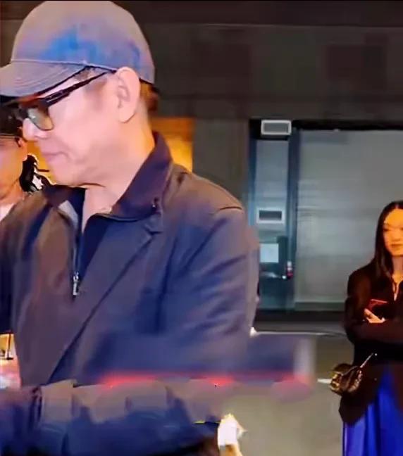 5月24日，62岁功夫皇帝李连杰现身美国纽约街头，大女儿罕见出镜，默默站在李连杰