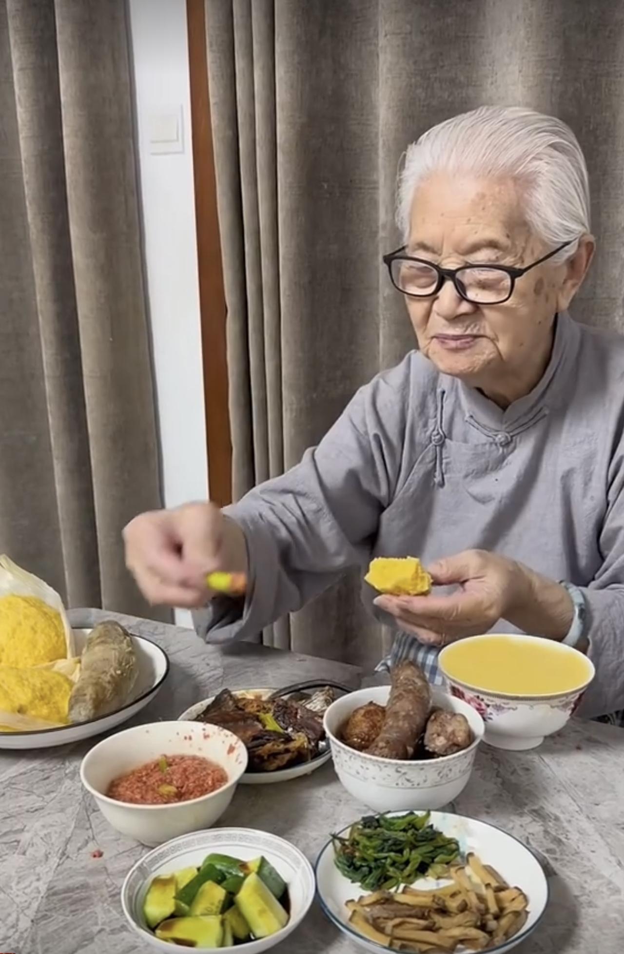 一位96岁的长寿老人说：“人活着，只要吃一点点食物就够了，你所谓的正常吃饭，其实