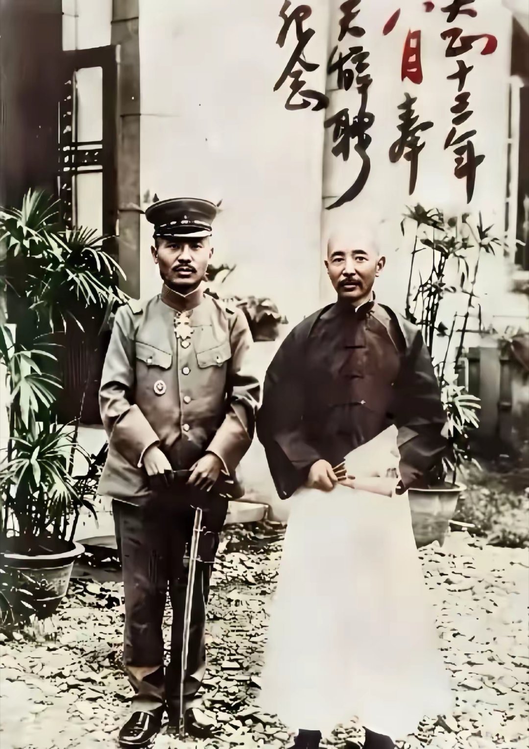 这是1924年张作霖与即将辞聘的日本顾问本庄繁并肩而站。虽然，两人关系一度非常的