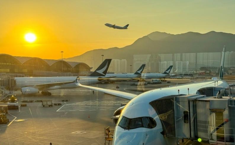 都说中国最牛的机场不在北京也不在上海，而是香港国际机场！几个数字就能把你震撼住。